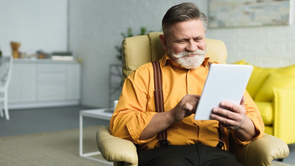 Aelterer Mann nutzt Tablet