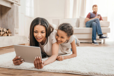 Familie mit digitalem Tablet zu Hause