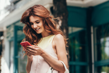 Frau mit Smartphone