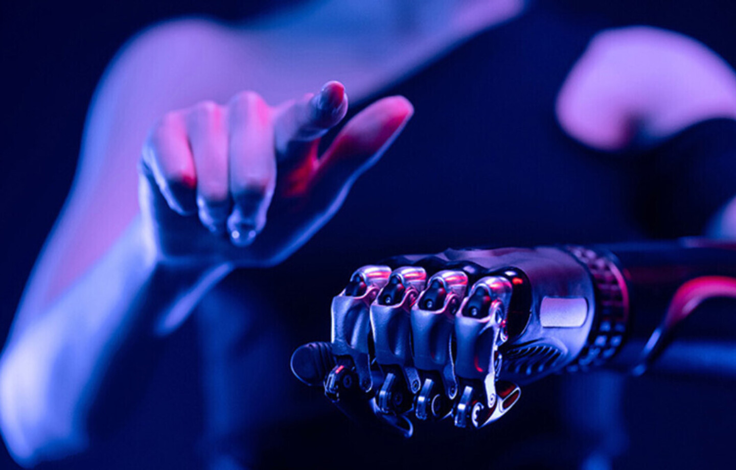Das Bild zeigt einen Menschen mit einem Roboterarm.