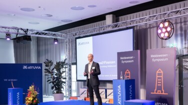 Dr. Thomas Esters auf der Bühne Vortrag beim Meldewesen-Symposium