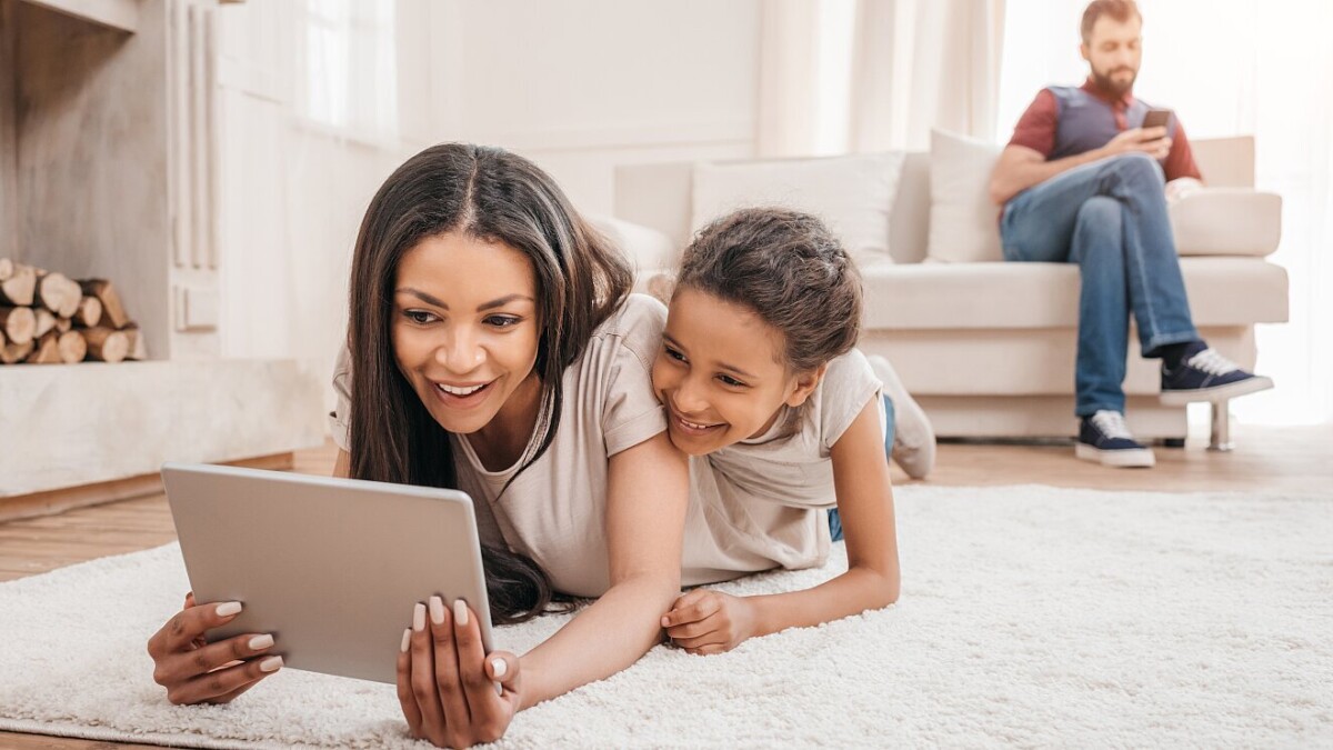 Frau und Kind schauen auf Tablet