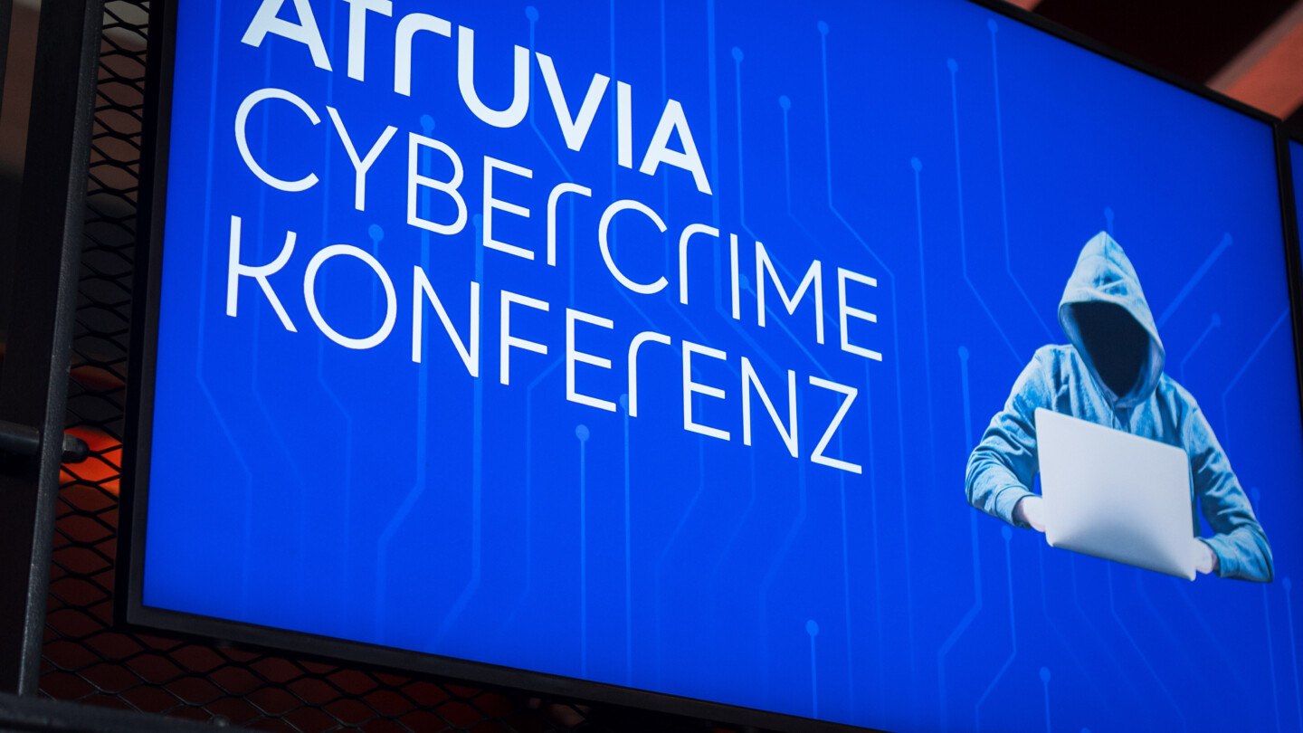 Präsentation Cybercrime-Konferenz auf Bühne