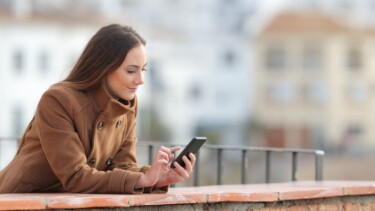 Frau mit Smartphone im Freien