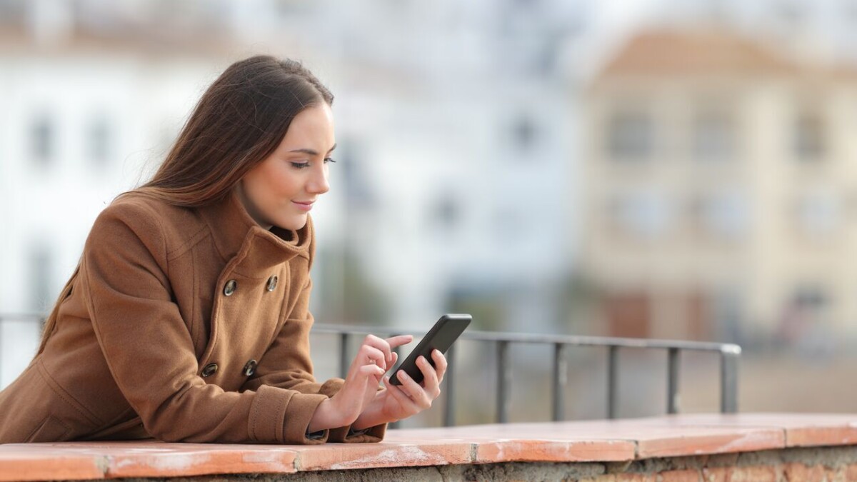 Frau mit Smartphone im Freien